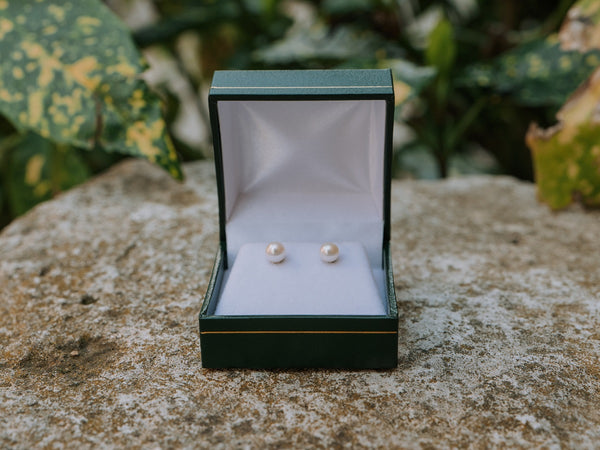 The earrings - Innocence