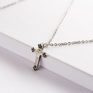 Croix des Gardiens chrome-cobalt — vue de face portée, fabriquée en Provence