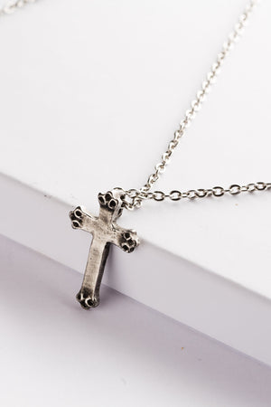 Croix des Gardiens chrome-cobalt — vue de face portée, fabriquée en Provence