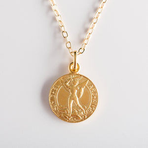 Médaille Saint Michel Archange plaqué or 18k — vue de face, fabriquée en Maine-et-Loire