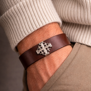 Bracelet cuir Croix de Jérusalem marron — porté au poignet, fabriqué dans le Tarn