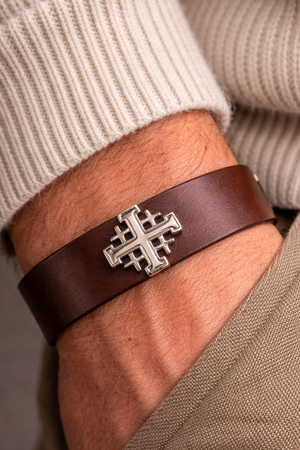 Bracelet cuir Croix de Jérusalem marron — porté au poignet, fabriqué dans le Tarn