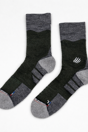 Chaussettes de randonnée techniques — vue de face sur fond blanc, fabriquées en France