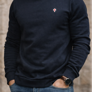 Sweat Croix de Lorraine bleu marine — vue de face sur fond gris, fabriqué en France