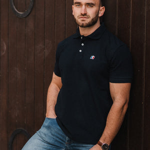 Polo Le Tricolore bleu marine — porté de face, broderie tricolore, fabriqué en France