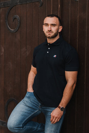 Polo Le Tricolore bleu marine — porté de face, broderie tricolore, fabriqué en France