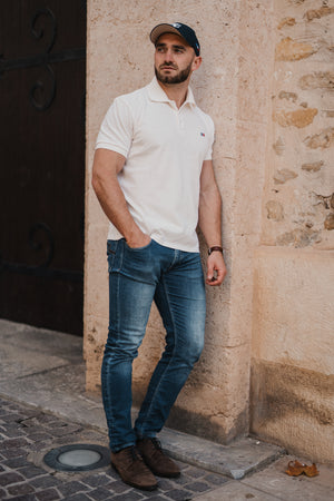 Polo Le Tricolore — porté de profil, coton piqué 230g/m², fabriqué en France