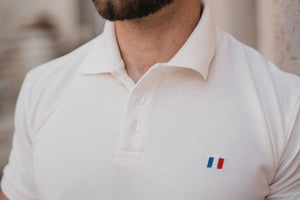 Polo Le Tricolore — détail de la broderie tricolore et du col, fabriqué en France