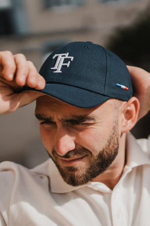 Casquette Terre de France bleu marine — portée de face, brodée dans l'Hérault, fabriquée en France