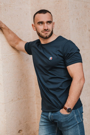 T-shirt Le Tricolore bleu marine — porté de face, broderie tricolore, fabriqué en Provence