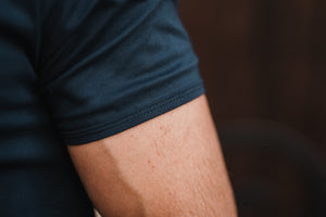 T-shirt Le Tricolore — détail de la broderie tricolore sur le chest, fabriqué en Provence