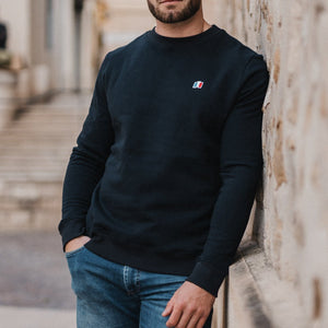 Sweat Le Tricolore bleu marine — porté de face, broderie drapeau tricolore, fabriqué en France