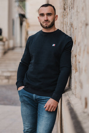 Sweat Le Tricolore bleu marine — porté de face, broderie drapeau tricolore, fabriqué en France