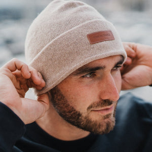 Bonnet en laine bleu marine — porté de face, étiquette cuir, tricoteté en Haute-Loire