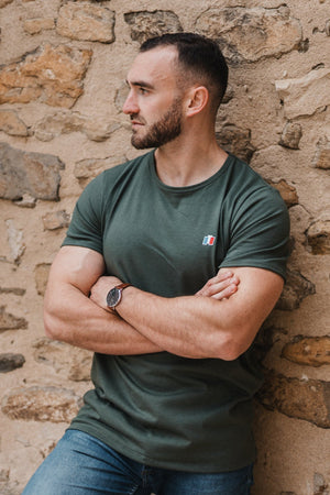 T-shirt Le Tricolore — porté de trois quarts face, fabriqué en Provence