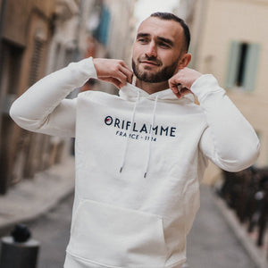Sweat à capuche Oriflamme blanc — vue de face porté, broderie Oriflamme, fabriqué en Provence