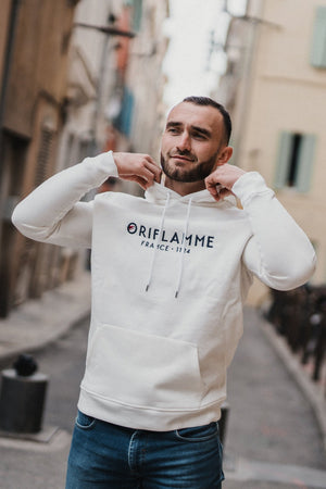 Sweat à capuche Oriflamme blanc — vue de face porté, broderie Oriflamme, fabriqué en Provence