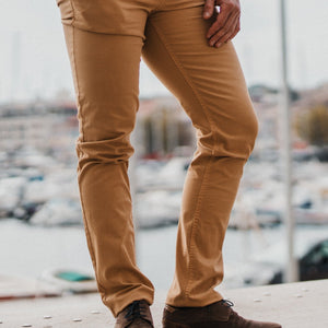 Chino homme coupe droite — porté de face, coton 290g/m², fabriqué en France