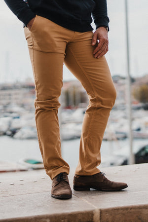 Chino homme coupe droite — porté de face, coton 290g/m², fabriqué en France
