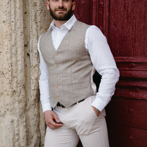 Gilet de costume laine beige — porté de face, style traditionnel, fabriqué en France