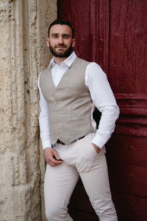 Gilet de costume laine beige — porté de face, style traditionnel, fabriqué en France