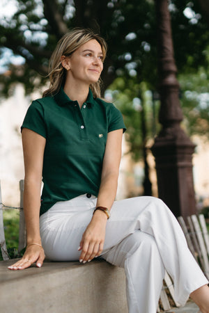 Polo femme Oriflamme vert kaki — porté de face, coupe ajustée 230g/m², fabriqué en France