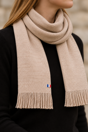 écharpe beige portée fabriquée en auvergne
