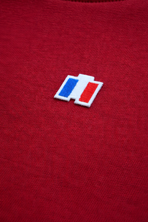 Sweat à capuche Tricolore rouge — zoom sur le patch brodé tricolore, fabriqué en France