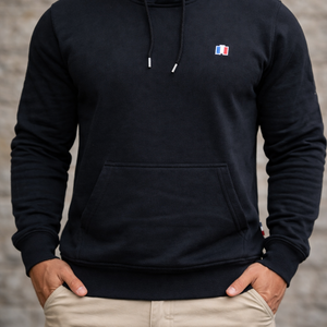 Sweat à capuche Tricolore noir — vue de face sur fond gris, patch tricolore, fabriqué en France