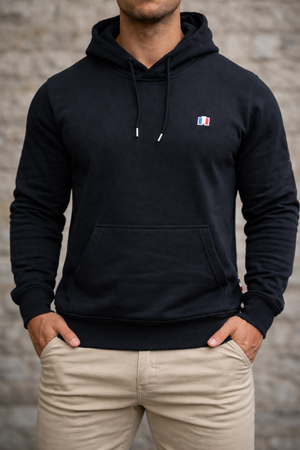 Sweat à capuche Tricolore noir — vue de face sur fond gris, patch tricolore, fabriqué en France