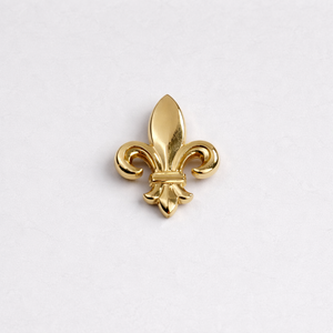 Insigne Pin's Fleur de Lys laiton doré — vue de face, fabriqué en Haute-Savoie