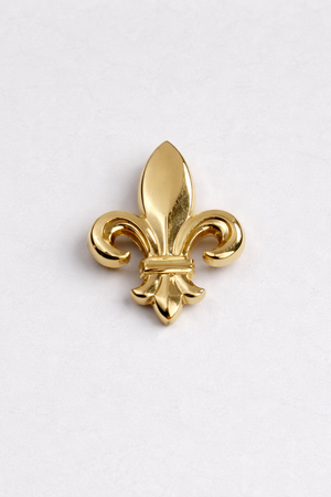 Insigne Pin's Fleur de Lys laiton doré — vue de face, fabriqué en Haute-Savoie