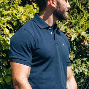 Polo Oriflamme bleu marine — porté en extérieur, broderie Oriflamme, fabriqué en France