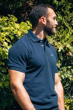 Polo Oriflamme bleu marine — porté en extérieur, broderie Oriflamme, fabriqué en France