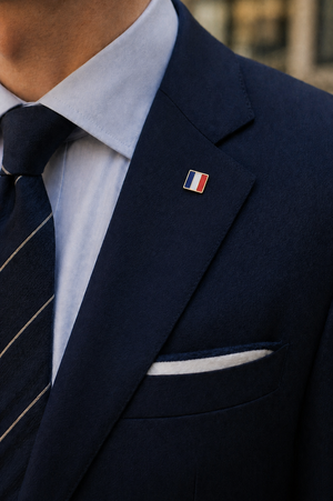 Pin's drapeau tricolore porté sur un revers de veste – insigne Terre de France
