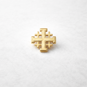 Insigne Pin's Croix de Jérusalem laiton doré — vue de face, fabriqué en Haute-Savoie