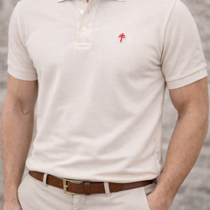 Polo Croix de Lorraine blanc — porté de face, broderie Croix de Lorraine, fabriqué en France