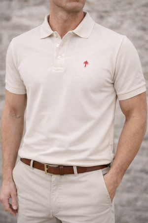 Polo Croix de Lorraine blanc — porté de face, broderie Croix de Lorraine, fabriqué en France
