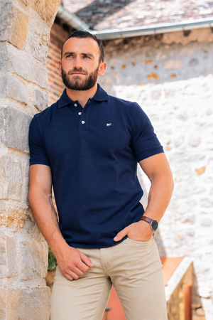 Polo Oriflamme bleu marine — porté en extérieur, broderie Oriflamme, fabriqué en France