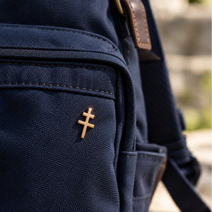 pin's croix de lorraine fabriqué en france sur sac à dos