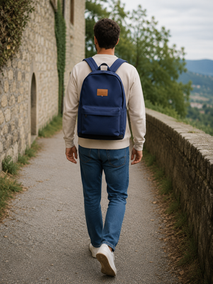 Sac à dos bleu marine porté — vue en situation, made in France Val-de-Marne