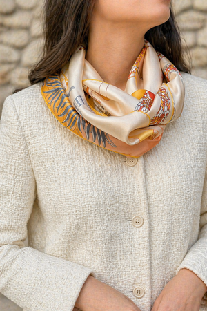 Foulard soie Grandes Plaines tour de cou — porté de face, fabriqué en France