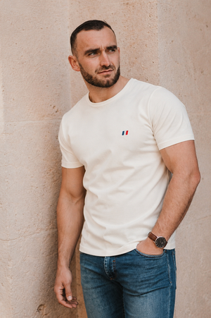 T-shirt Le Tricolore blanc — vue de face sur fond gris, broderie tricolore, fabriqué en Provence