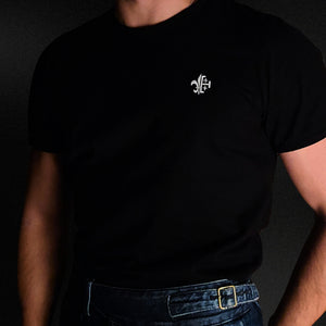 T-shirt Héritage Français blanc — porté de face, broderie Oriflamme, fabriqué en Provence