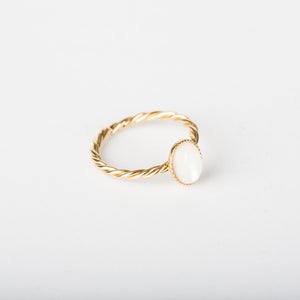Bague Aube opale et argent — vue de face portée, fabriquée en France