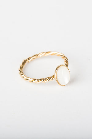 Bague Aube opale et argent — vue de face portée, fabriquée en France
