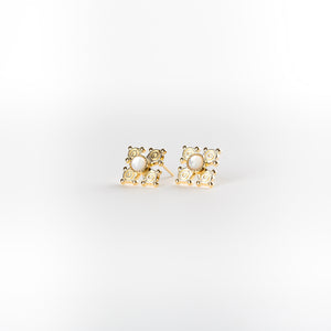 Boucles d'oreilles Croix de Savoie nacre — vue de face, fabriquées en France