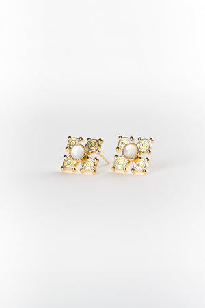 Boucles d'oreilles Croix de Savoie nacre — vue de face, fabriquées en France