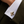 Boutons de manchette Fleur de Lys dorés 18k — détail du motif fleur de lys en laiton doré, fabriqués en Haute-Savoie