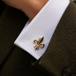 Boutons de manchette Fleur de Lys dorés 18k — détail du motif fleur de lys en laiton doré, fabriqués en Haute-Savoie